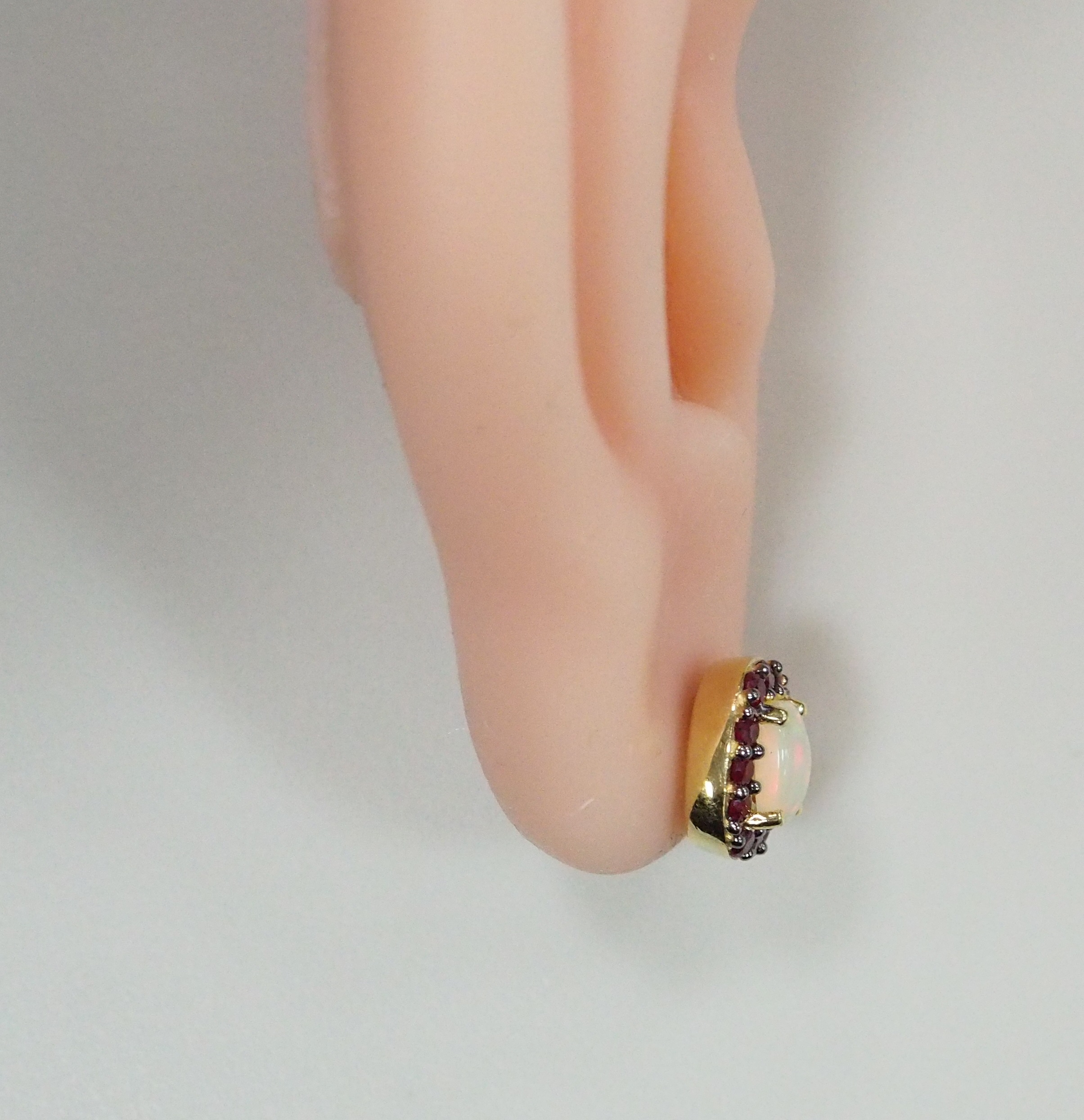 Серебряные серьги-пусеты с опалами и рубинами